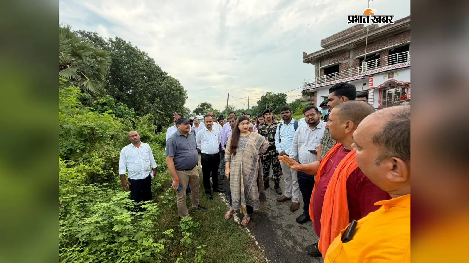 Aurangabad News: मदार नदी के कटाव से घिरे बरपा गांव पहुंचीं DM अभिलाषा शर्मा, दिए सख्त निर्देश