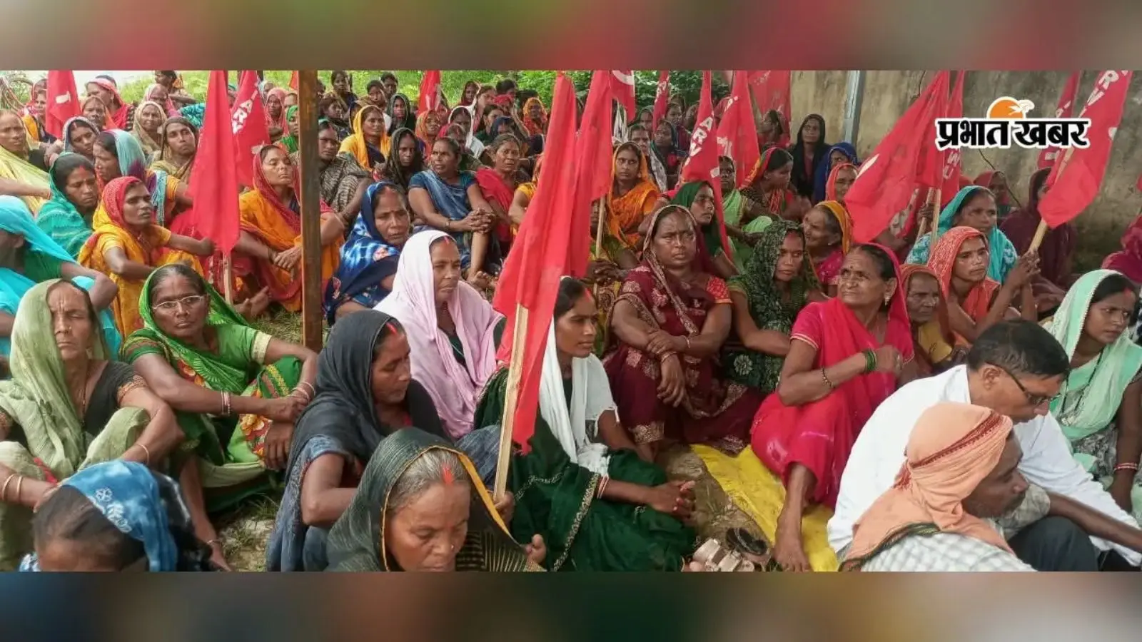 भूमिहीनों को जमीन और वासगीत पर्चा देने की मांग, भभुआ प्रखंड कार्यालय में मजदूर संगठन का धरना