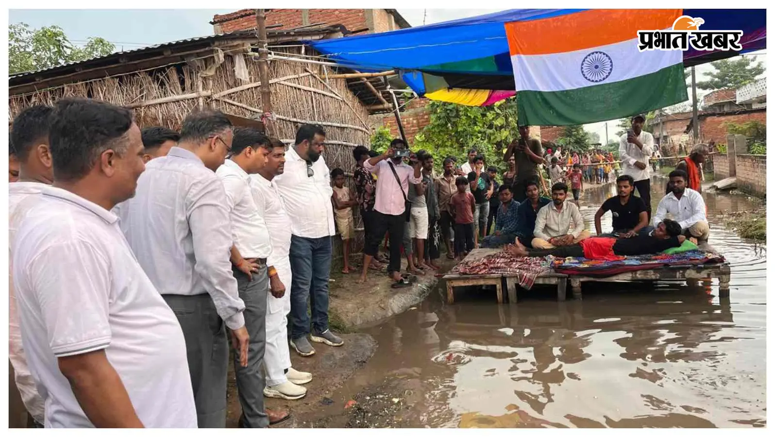 सीतामढ़ी के बोखड़ा में जर्जर सड़क के लिए ग्रामीणों का 36 घंटे अनशन, एक सप्ताह में राबिस डालने का अधिकारियों ने दिया भरोसा