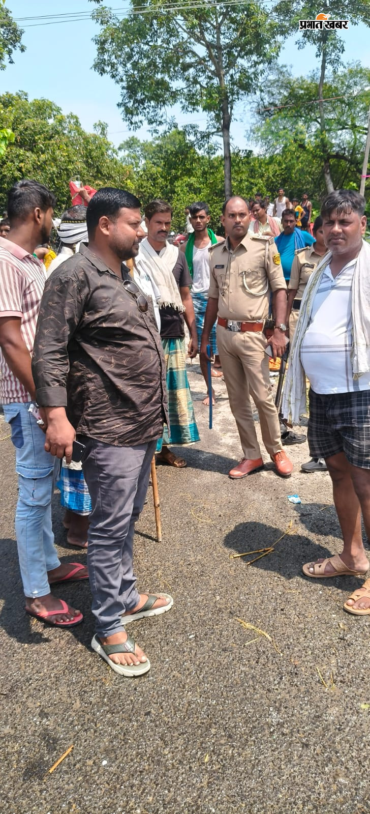 बाढ़ के पानी में नहाते लोगों को निकालते पुलिस | Prabhat Khabar Network