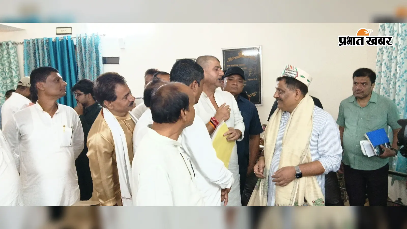 राज्यसभा सांसद संजय कुमार झा को मांग पत्र देते शंकर झा | Prabhat Khabar Network