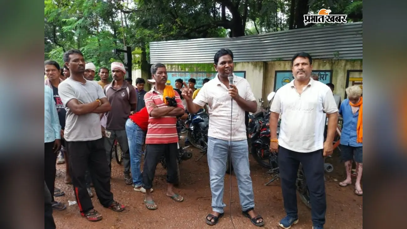 लोहरदगा : हिंडाल्को रोपवे साइडिंग गेट पर मजदूरों का धरना, बॉक्साइट डंपिंग यार्ड चालू करने की मांग