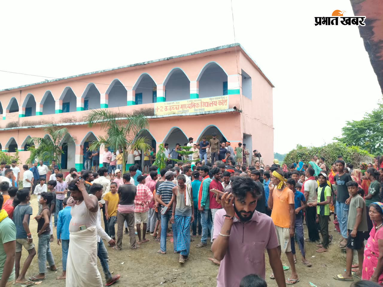 फोटो. 15परिचय. विद्यालय परिसर में जमा ग्रामीणों की भीड़. | Prabhat Khabar Network