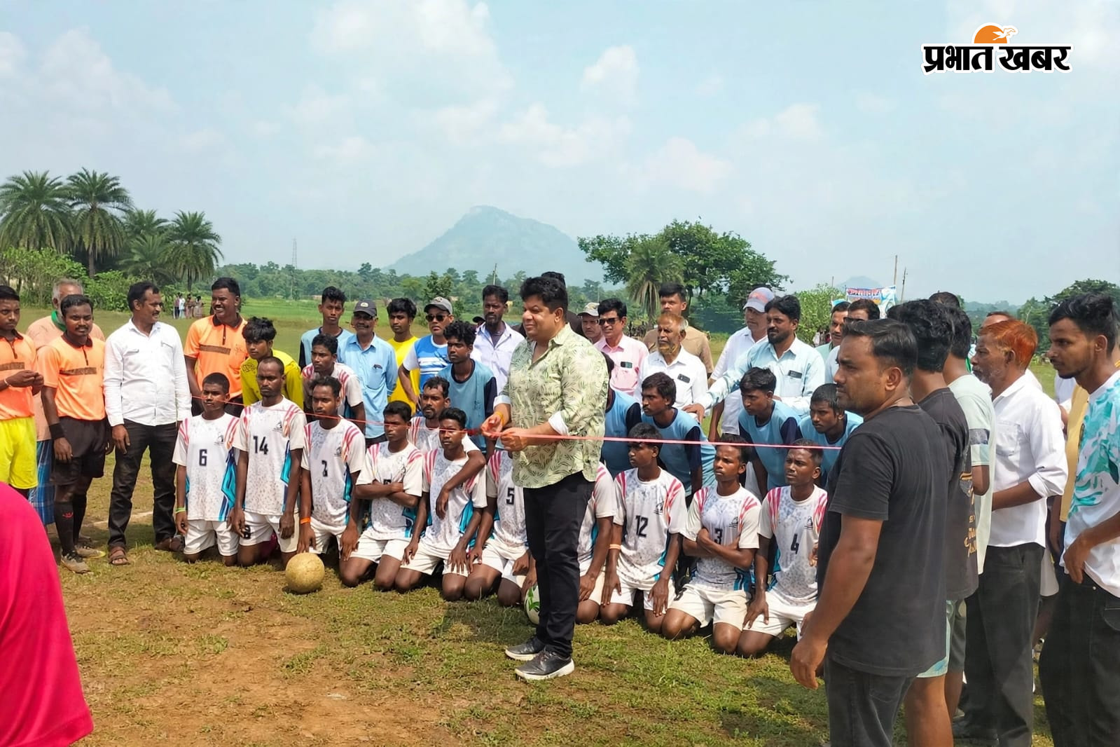 फुटबॉल टूर्नामेंट का उद्घाटन करते विधायक प्रतिनिधि राहुल सिंह व अन्य | Prabhat Khabar Network