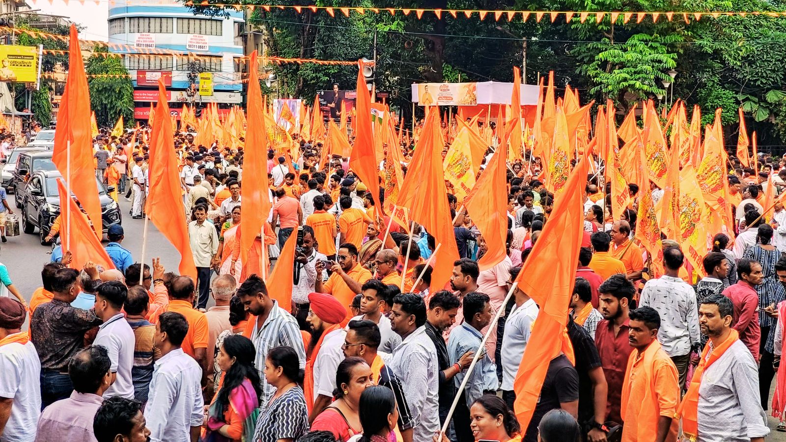 कोलकाता में निकली गेरुआ सम्मान यात्रा में शामिल लोग.