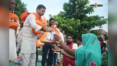 हाजीपुर: राघोपुर में बाढ़ पीड़ितों के बीच पहुंची राहत, मंत्री ने नाव से प्रभावित इलाकों का लिया जायजा