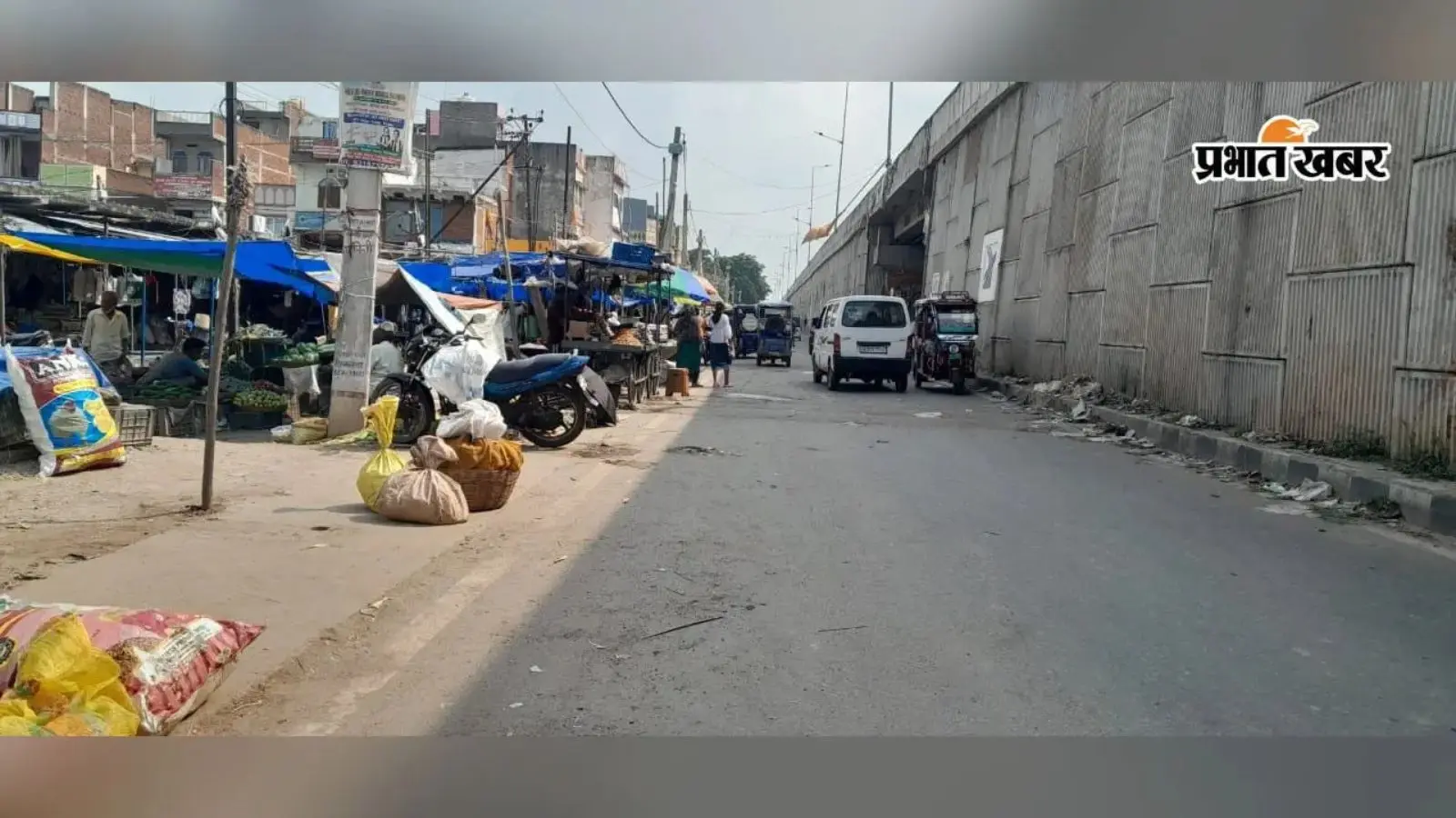 नवादा के फतेहपुर मोड़ पर सार्वजनिक शौचालय नहीं, यात्रियों और दुकानदारों को परेशानी