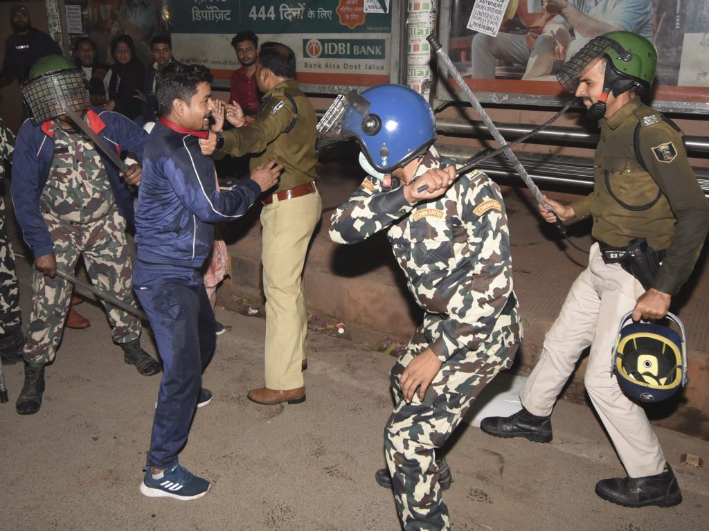 पटना में छात्रों पर लाठीचार्ज की तस्वारी