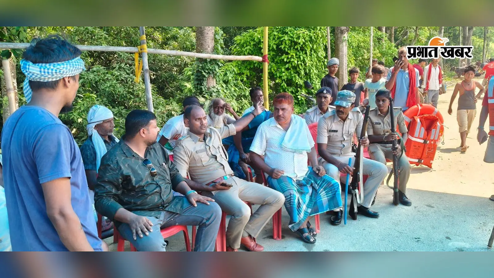 गंगा का पानी बढ़ा तो बाढ़ में नहाने लगे लोग, गोगरी पुलिस ने पहुंचकर बाहर निकाला, दोबारा उतरे तो कार्रवाई की चेतावनी