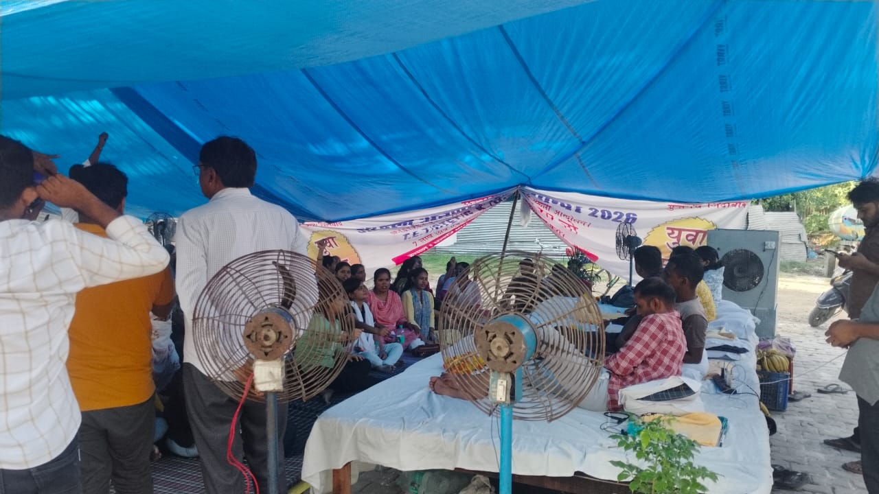 धूप से बचने के लिए टेंट, लेकिन आंदोलन के तेवर बरकरार