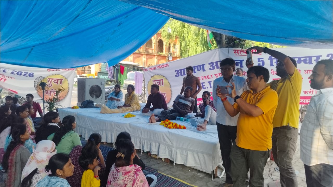 अभ्यर्थियों को संबोधित करते आंदोलन से जुड़े प्रतिनिधि