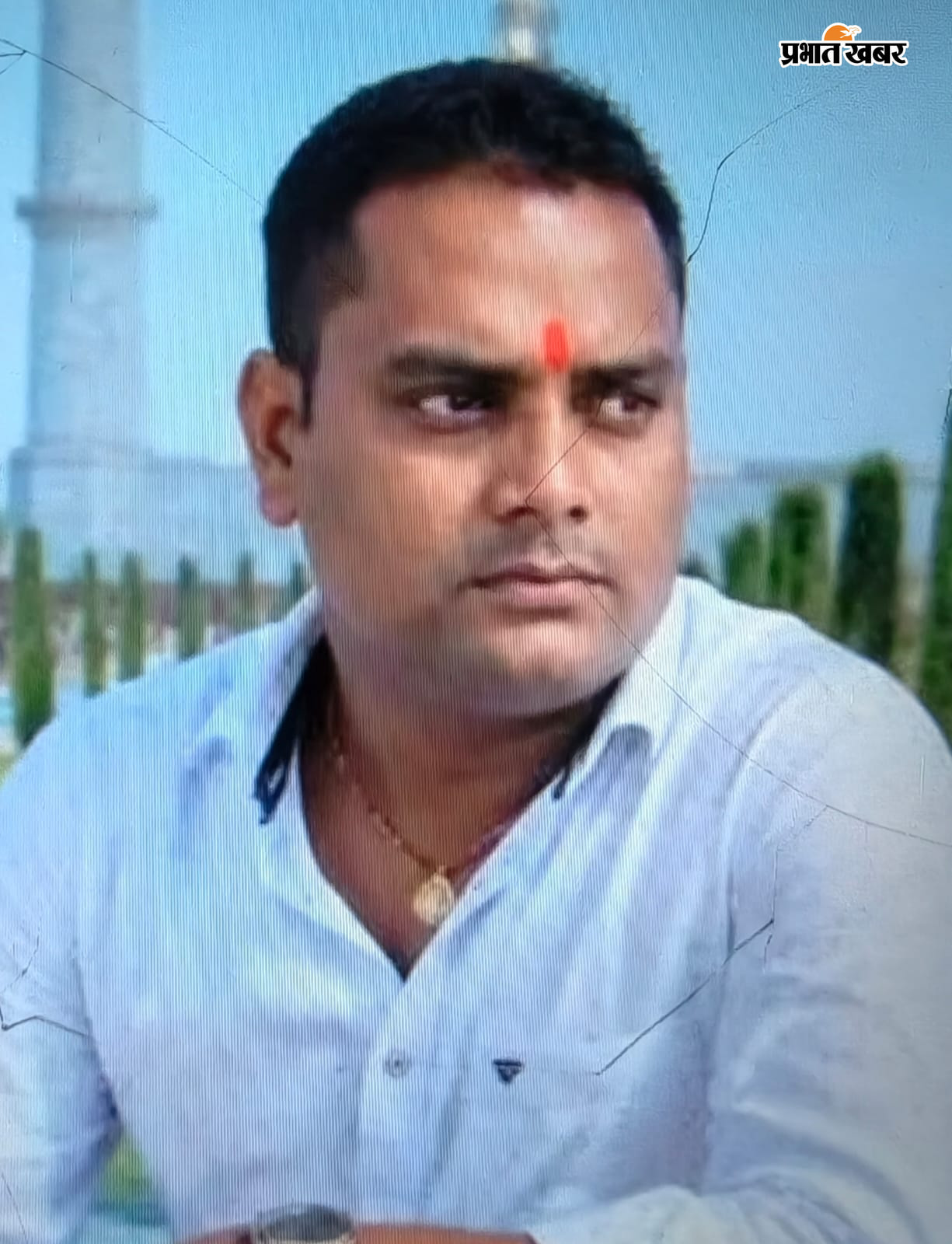 मृतक का फॉयल फोटो, अस्पताल परिसर में ग्रामीणों की भीड़ | Prabhat Khabar Network