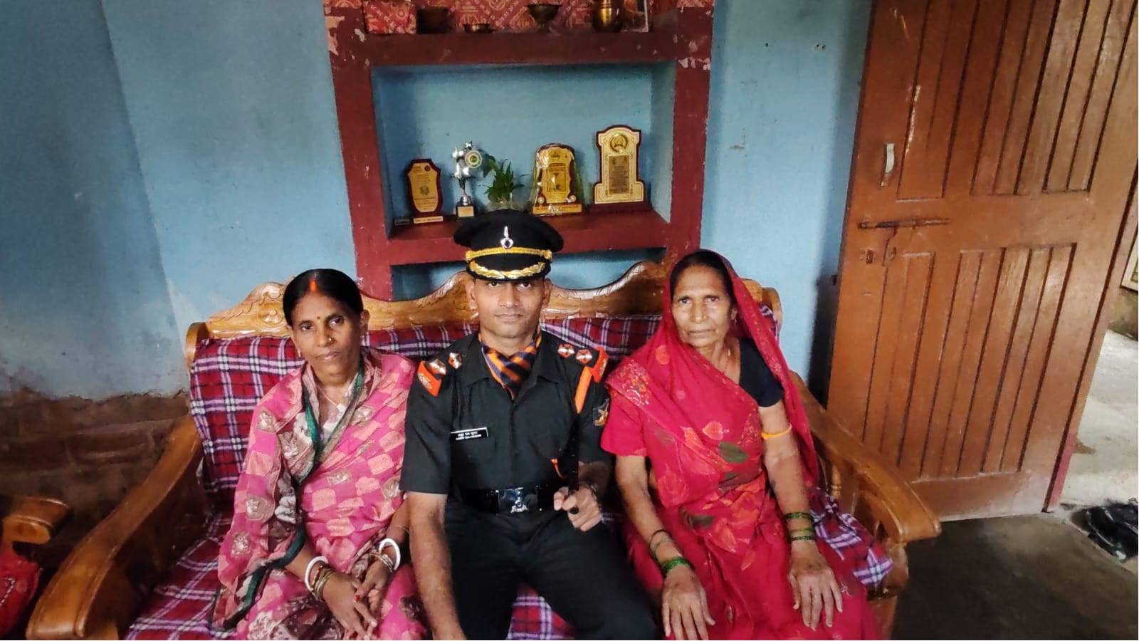 अपनी मां और दादी के साथ लेफ्टिनेंट अमृत राज कुमार।