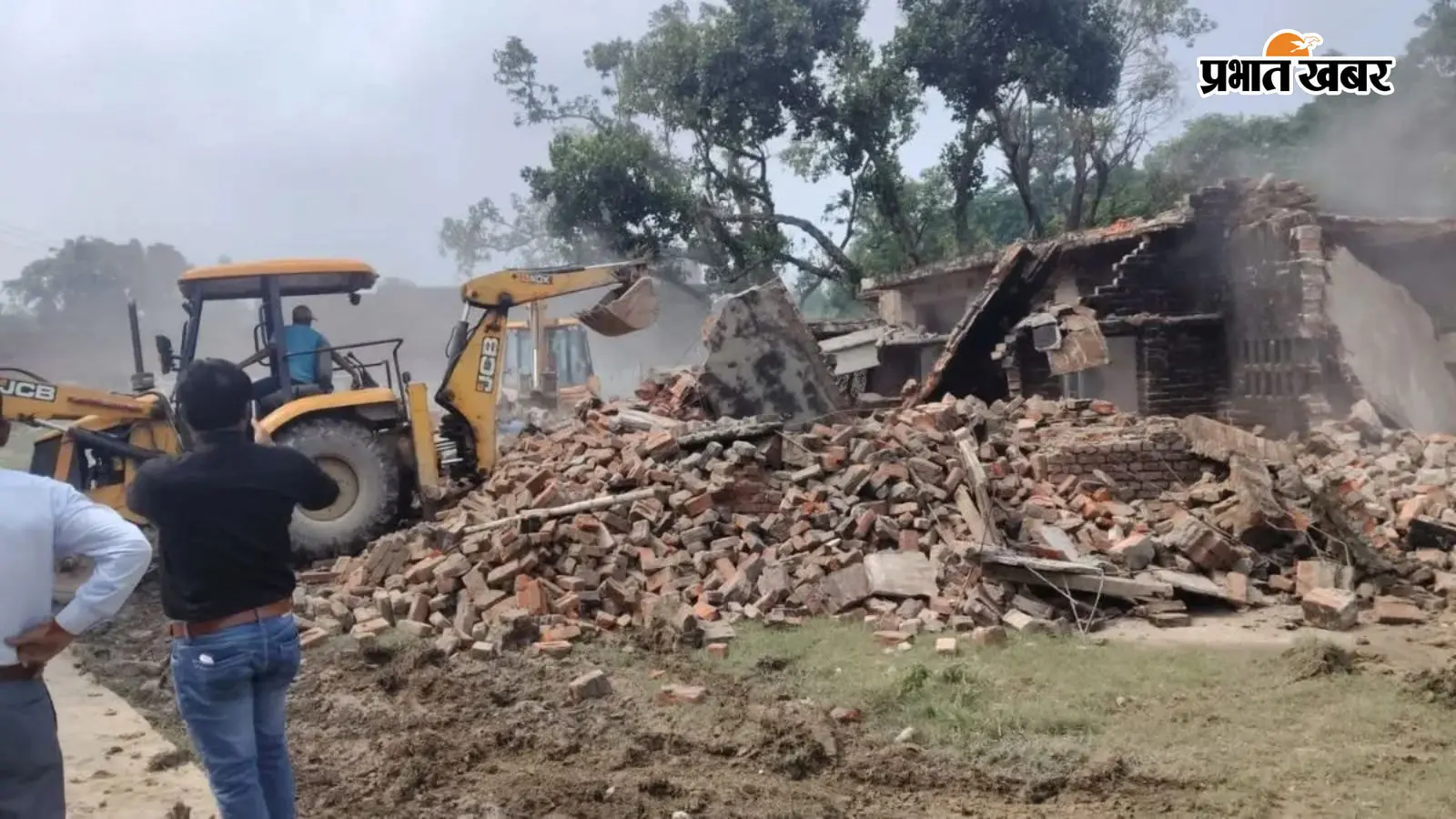 लखीमपुर खीरी में मासूम से हैवानियत के आरोपी का आशियाना जमींदोज, प्रशासन ने बुलडोजर चलाकर किया ध्वस्त