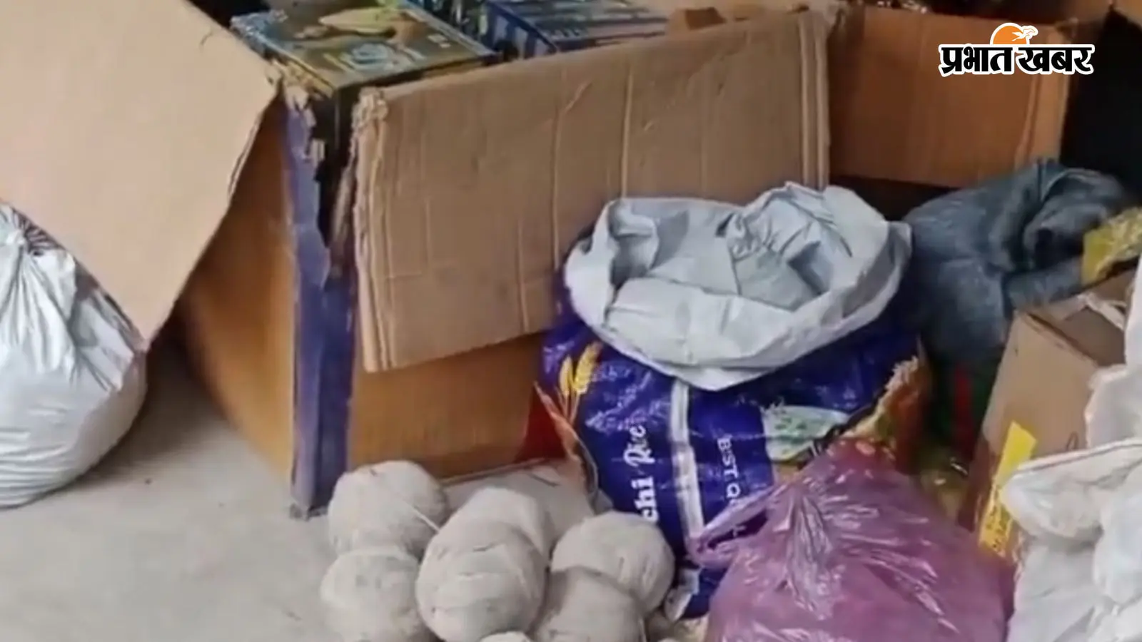 मेरठ में घनी आबादी के बीच बारूद का जखीरा! घनी आबादी में तीन जगह पुलिस की छापेमारी से मचा हड़कंप, 400 किलो विस्फोटक बरामद