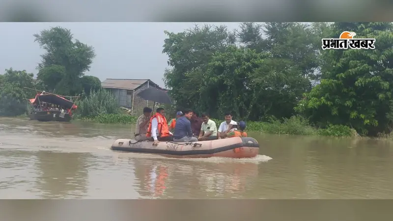 मधेपुरा में कोसी का पानी बढ़ा, डीएम ने नाव से इलाकों का लिया जायजा, राहत-बचाव तेज, घरों तक पहुंच राशन