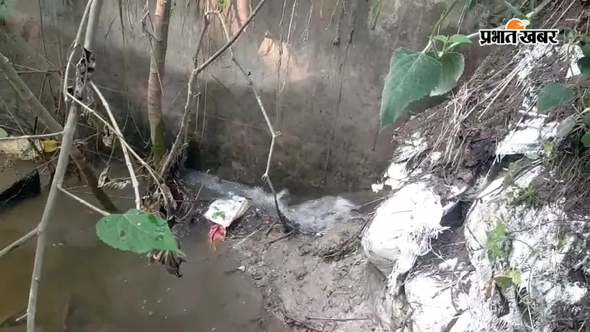 हाजीपुर में बाया नदी के स्लूइस गेट के पास पानी का रिसाव, विभाग ने तत्काल कराया दुरुस्त