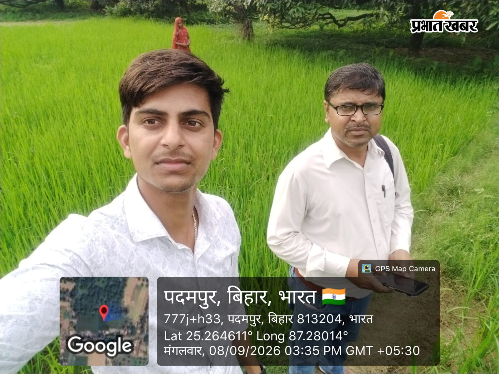 बाढ़ के पानी के बीच जान जोखिम में डालकर पंचायत परिसीमन के लिए जियो टैगिंग करते हुए सरकारी कर्मचारी.