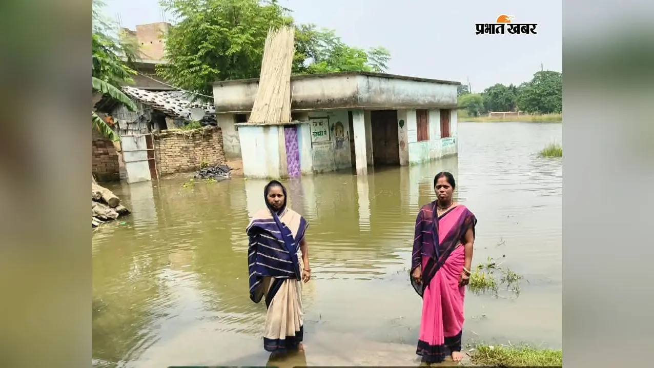 3-4 फीट पानी में डूबा आंगनबाड़ी केंद्र, बच्चों की पढ़ाई अब सहायिका के घर