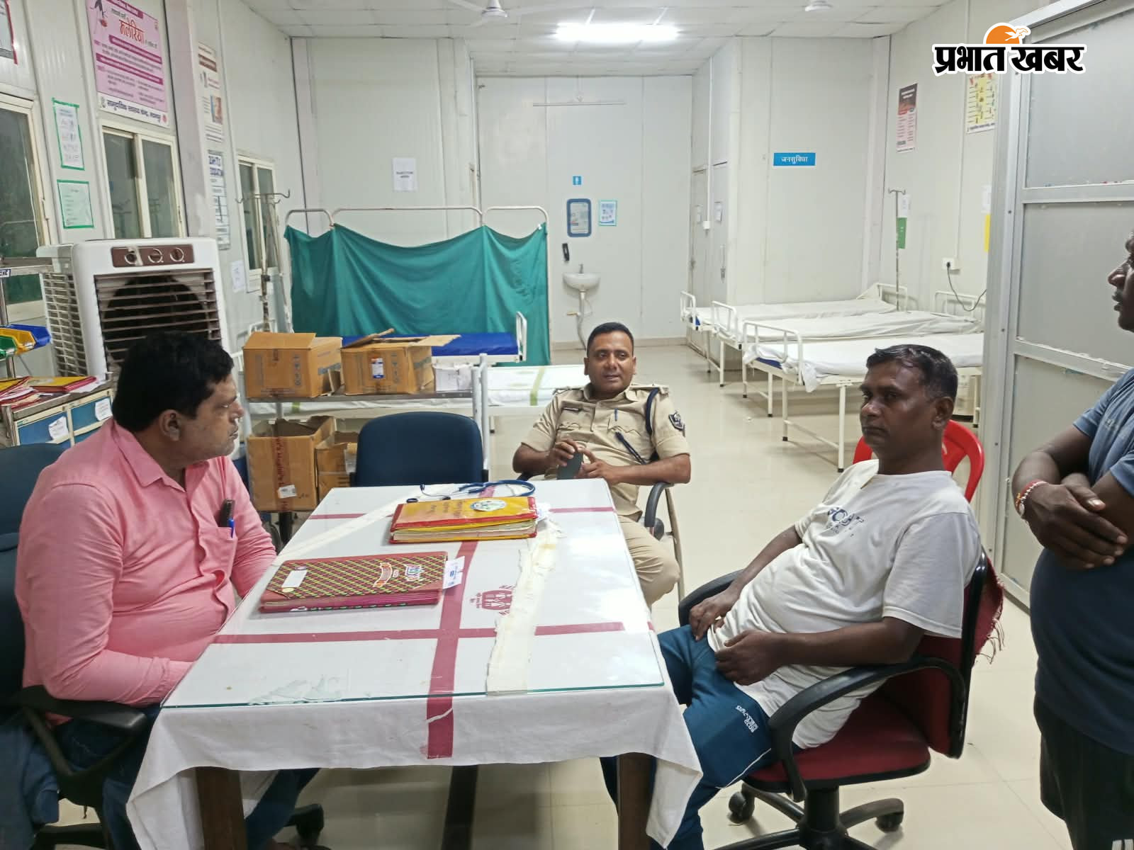 सामुदायिक स्वास्थ्य केंद्र मदनपुर में रोते बिलखते परिजन,मौके पर मौजूद थाना अध्यक्ष राजेश कुमार | Prabhat Khabar Network