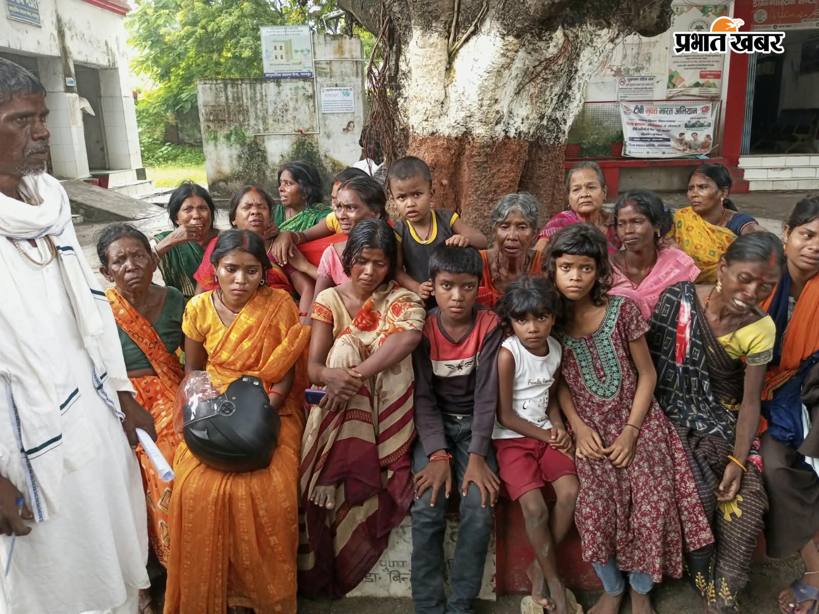 सामुदायिक स्वास्थ्य केंद्र मदनपुर में रोते बिलखते परिजन,मौके पर मौजूद थाना अध्यक्ष राजेश कुमार | Prabhat Khabar Network