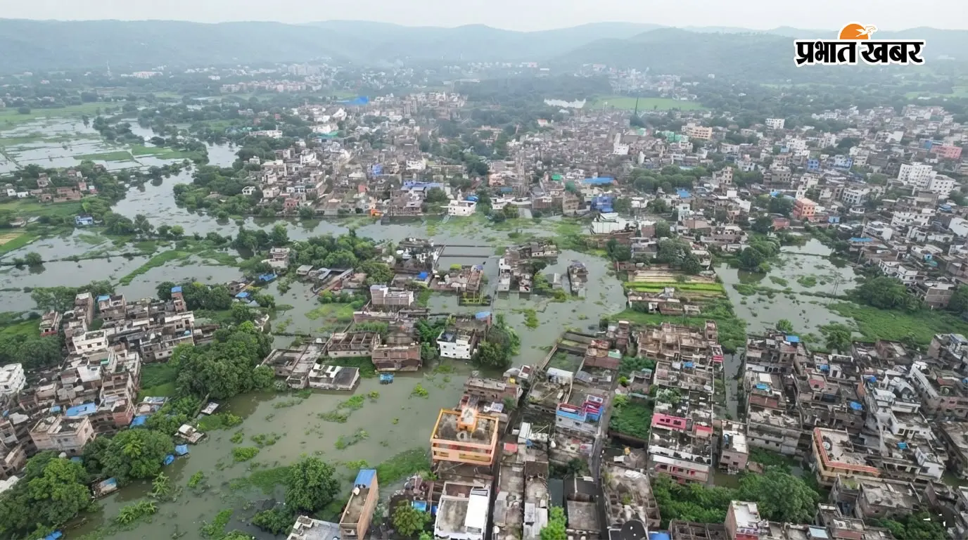 साहिबगंज के घरों में घुसा बाढ़ का पानी, रसोई डूबी तो छत पर पहुंचे लोग