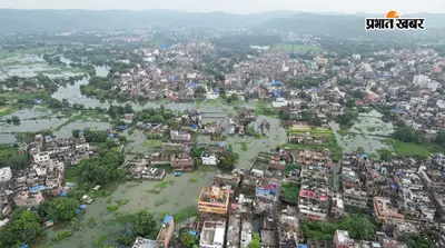साहिबगंज के घरों में घुसा बाढ़ का पानी, रसोई डूबी तो छत पर पहुंचे लोग