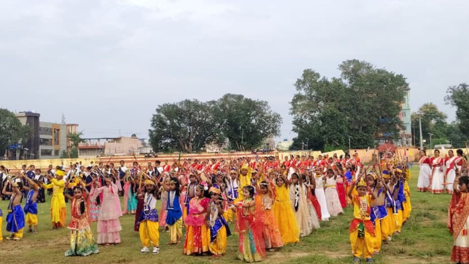 कार्यक्रम प्रस्तुत करते छात्र