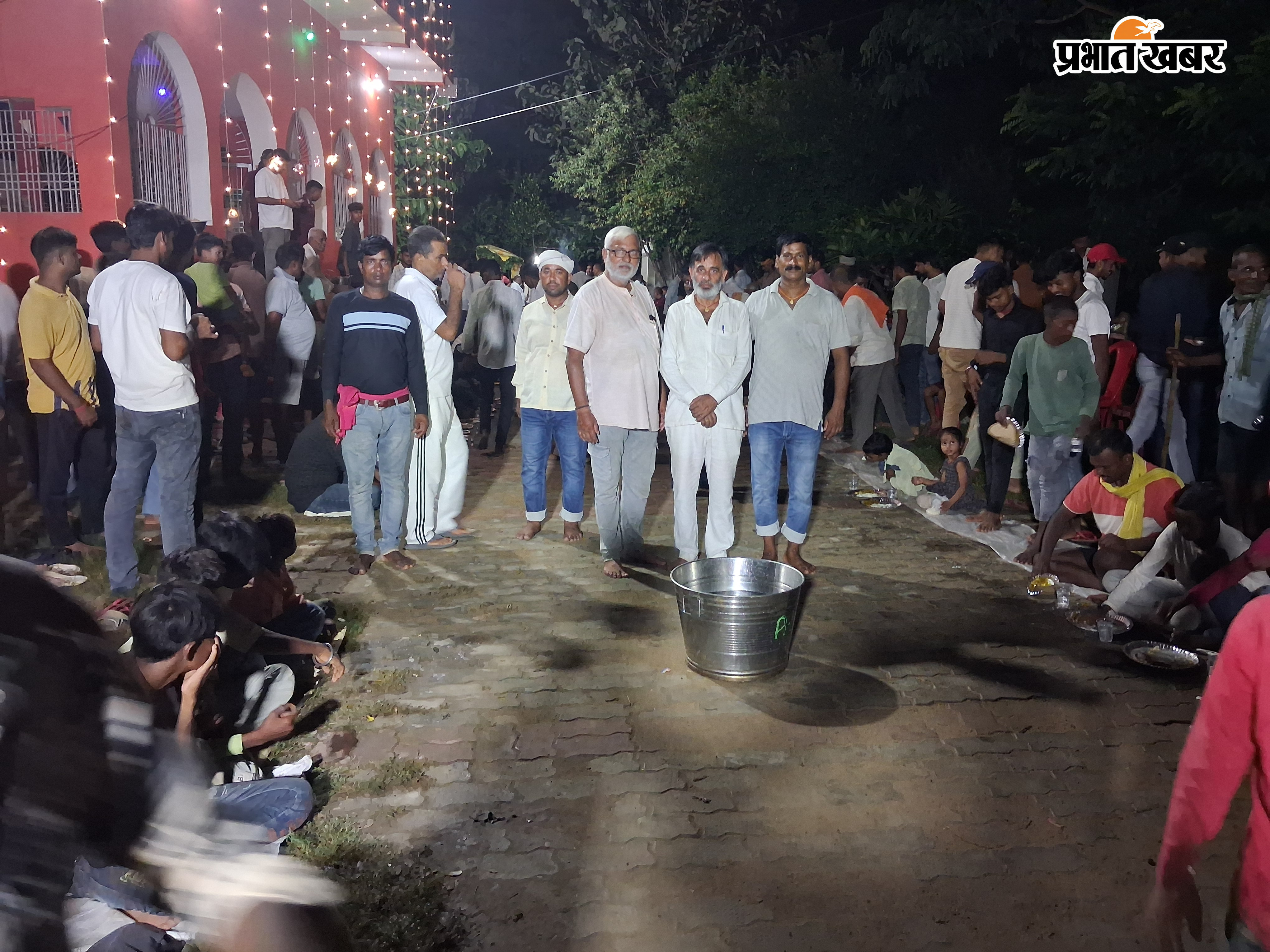 प्रसाद ग्रहण करते श्रद्धालु | Prabhat Khabar Network