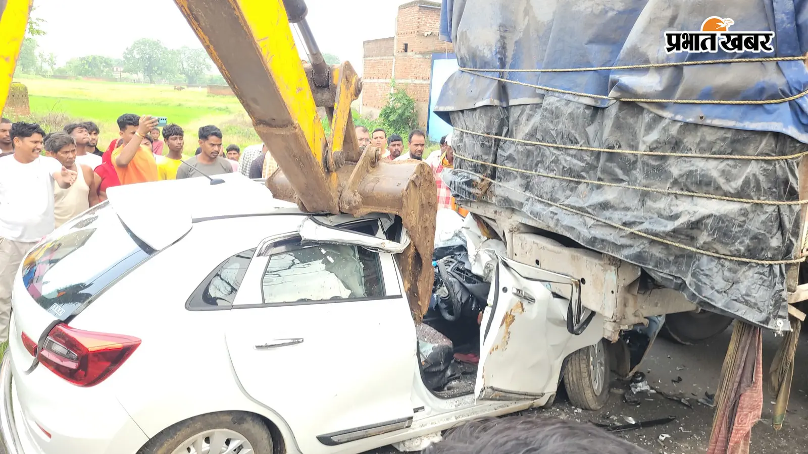 चतरा में सड़क हादसा: खड़े ट्रक से टकराई तेज रफ्तार बोलेनो, एक युवक की मौत; दो गंभीर रूप से घायल