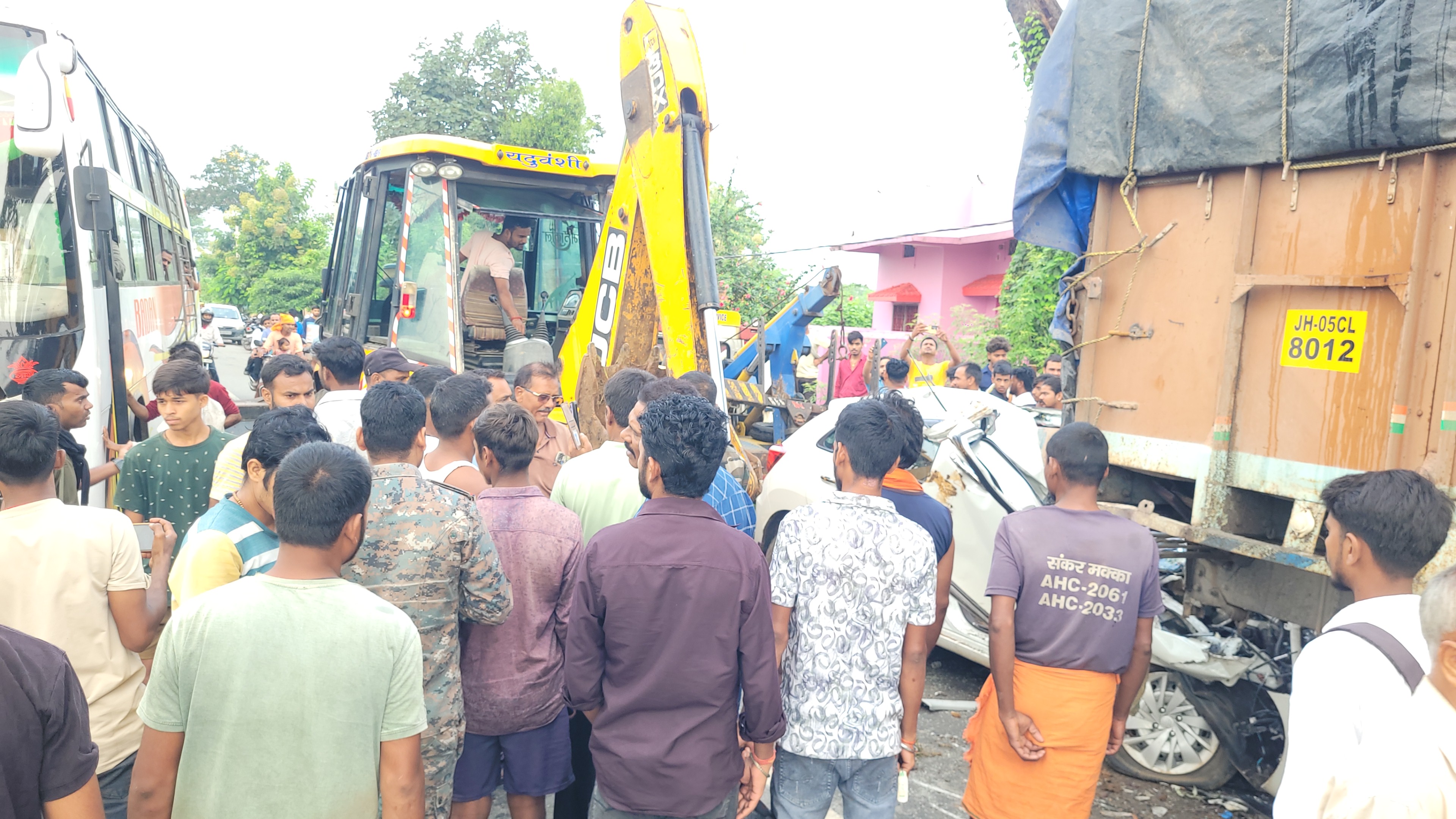 घटना के बाद मौके पर जुटे लोग
