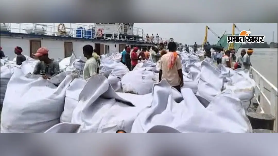 राघोपुर में गंगा के कटाव से जंग; जल संसाधन विभाग ने पहली बार उतारे दो मालवाहक जहाज, सीधे नदी के रास्ते पहुंचाई जा रही कटावरोधी सामग्री