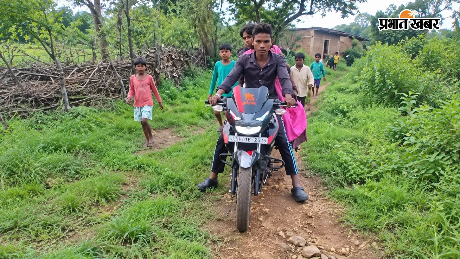 कुंदा में सड़क बनी मुसीबत, प्रसव पीड़ा में गर्भवती को बाइक से पहुंचाया मुख्य मार्ग