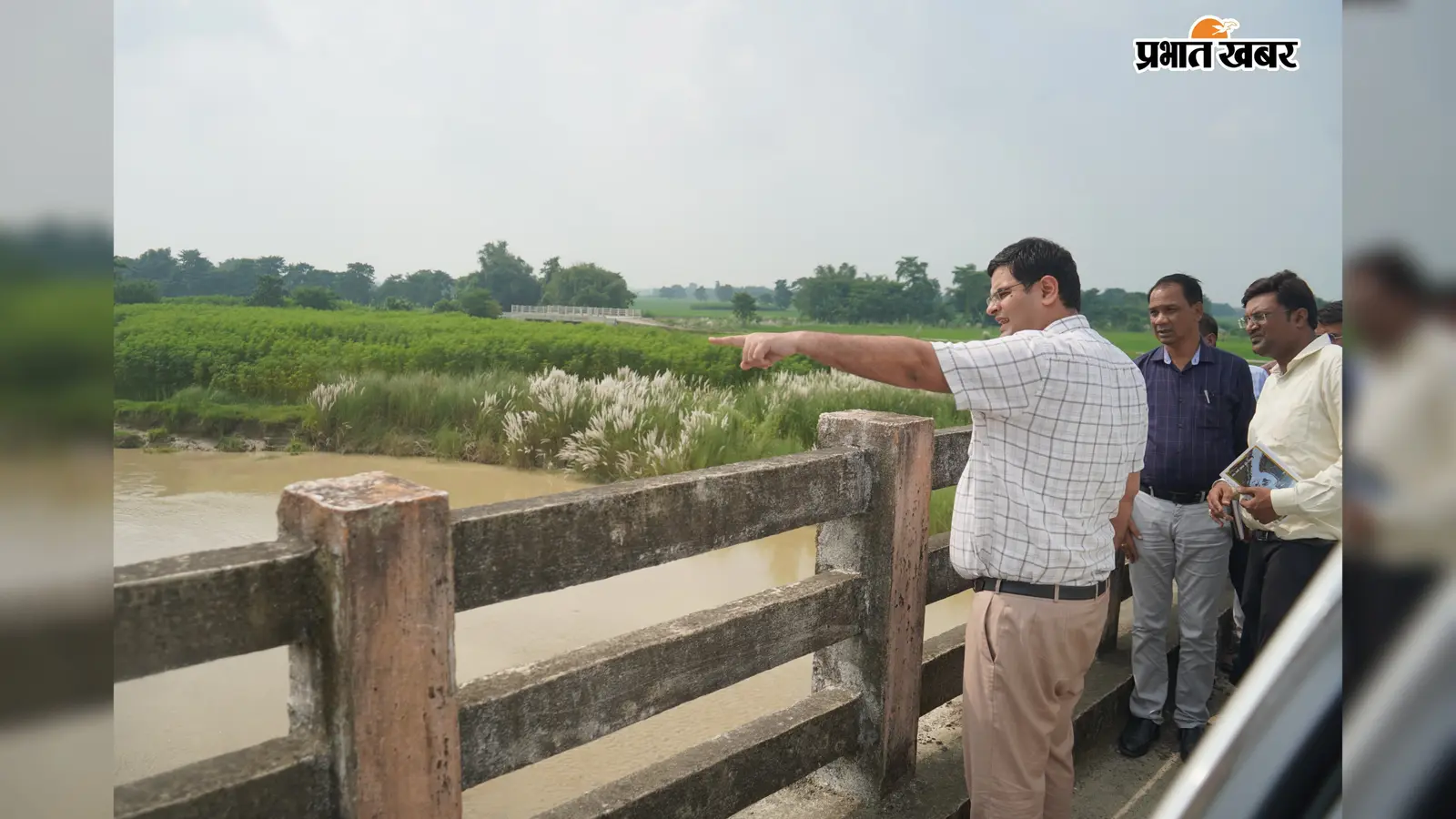अररिया: परमान, कनकई और बकरा नदी का DM विनोद दूहन ने किया स्थलीय निरीक्षण; खतरे के निशान से नीचे बह रहीं नदियां
