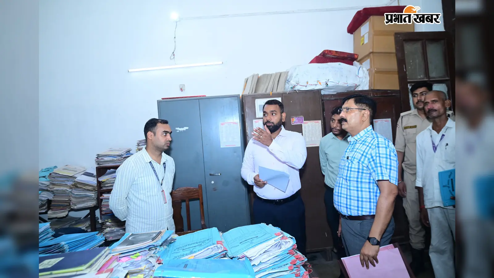 मोतिहारी राजस्व कार्यालय पहुंचे डीएम, हाई कोर्ट के 246 लंबित मामलों पर कर्मियों को सख्त हिदायत