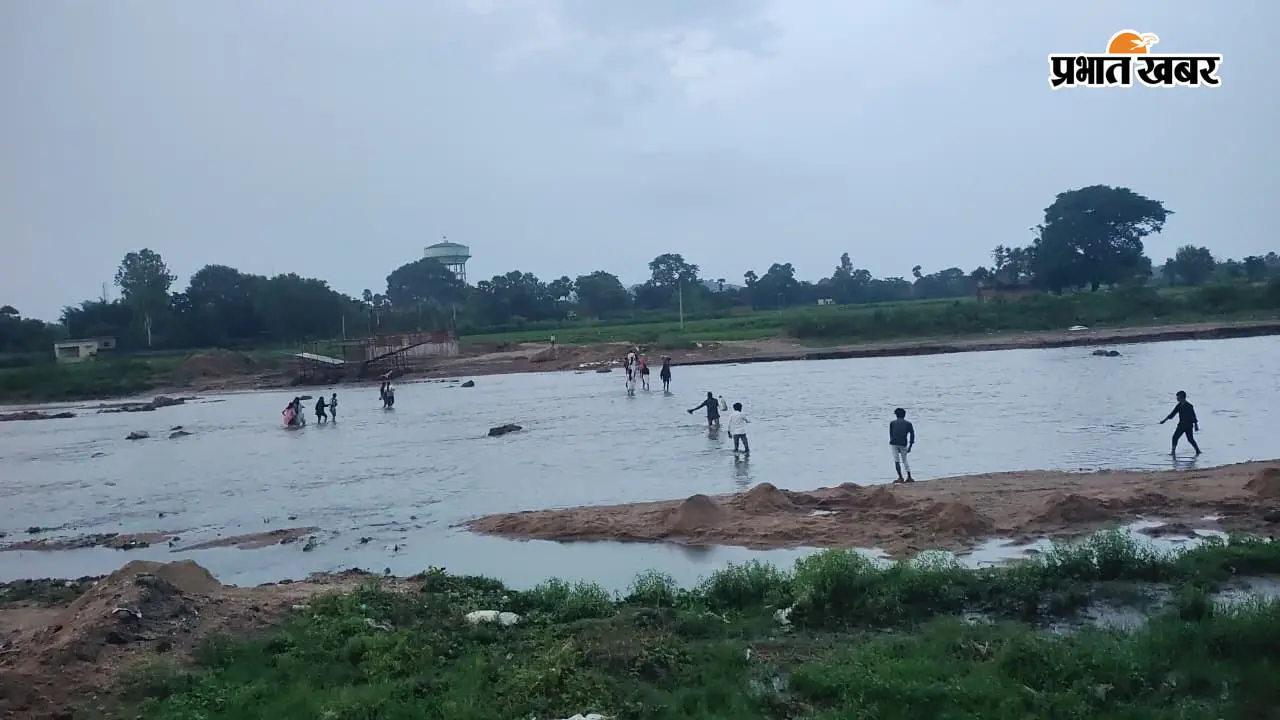 नवादा : रजौली में धनार्जय नदी पर पुल नहीं, तेज बहाव के बीच स्कूल जाते हैं बच्चे और ग्रामीण