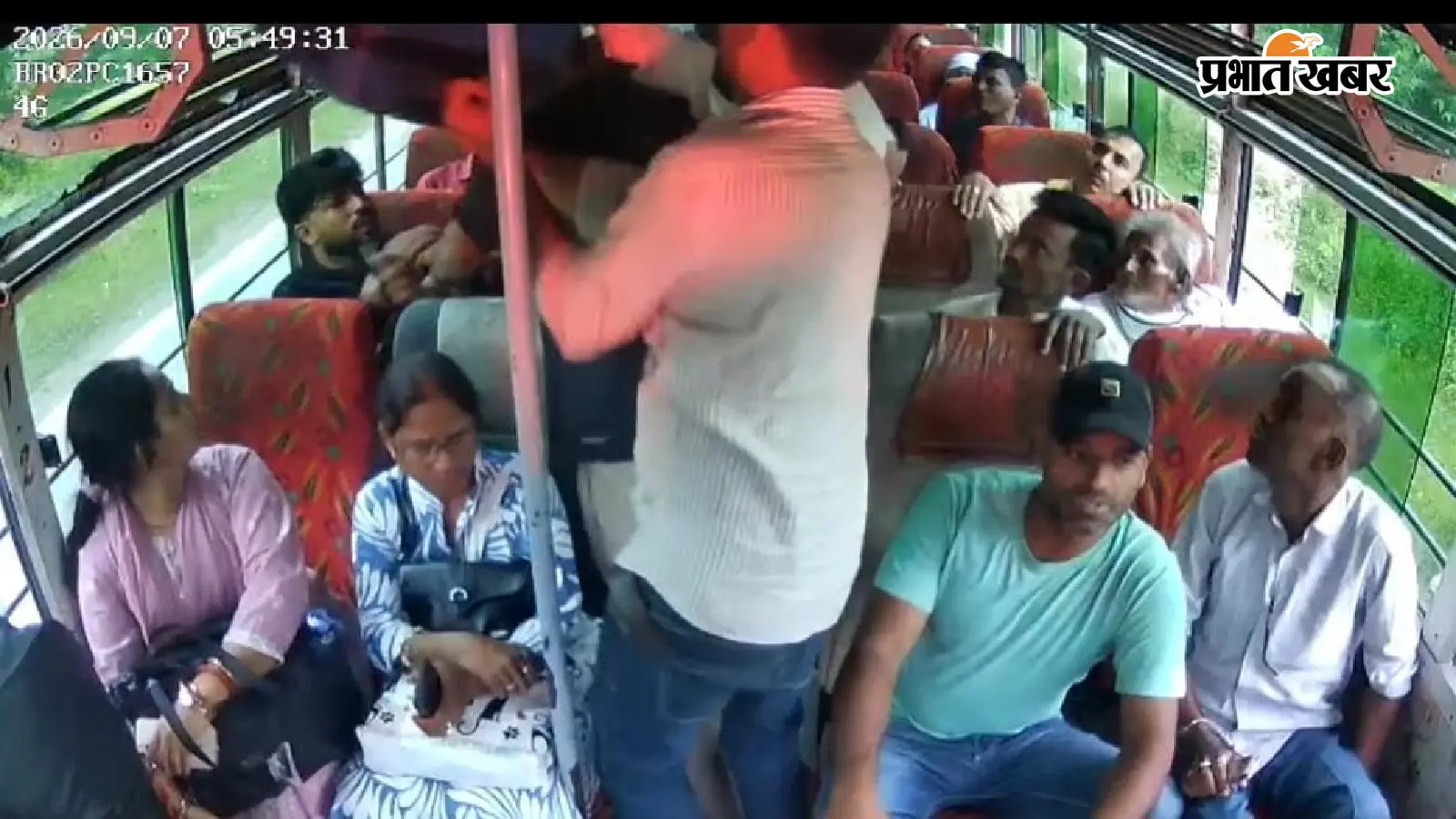 चतरा-गया जा रही बस को थार से ओवरटेक कर रोका, दो यात्रियों से लूट