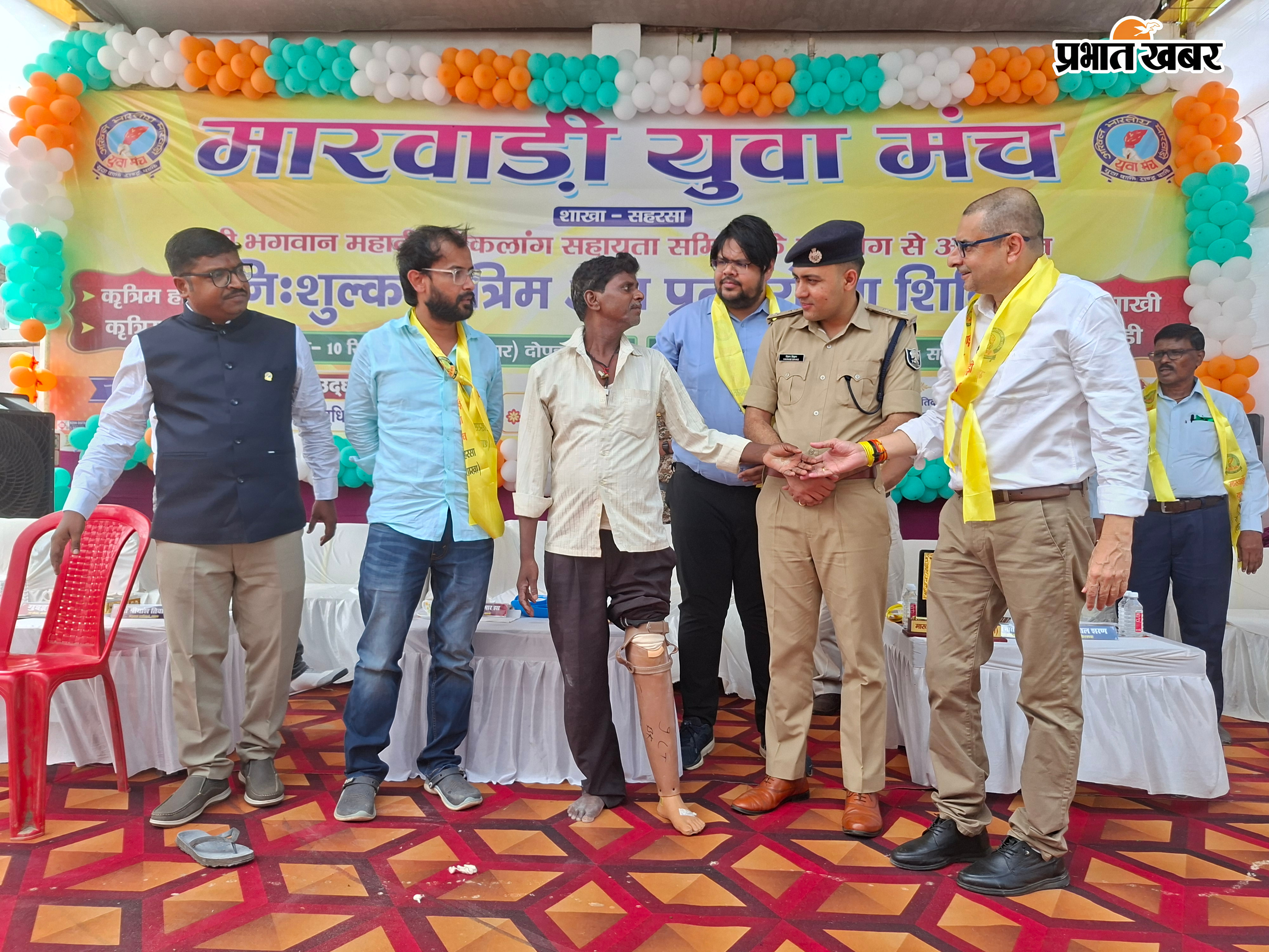 फोटो – कार्यक्रम का उद्घाटन करते अतिथि फोटो – लाभुक को दिया गया कृत्रिम अंग | Prabhat Khabar Network