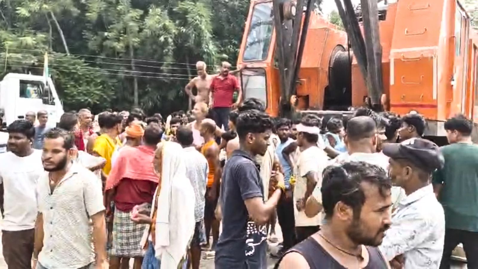हादसे के बाद लगी लोगों की भीड़