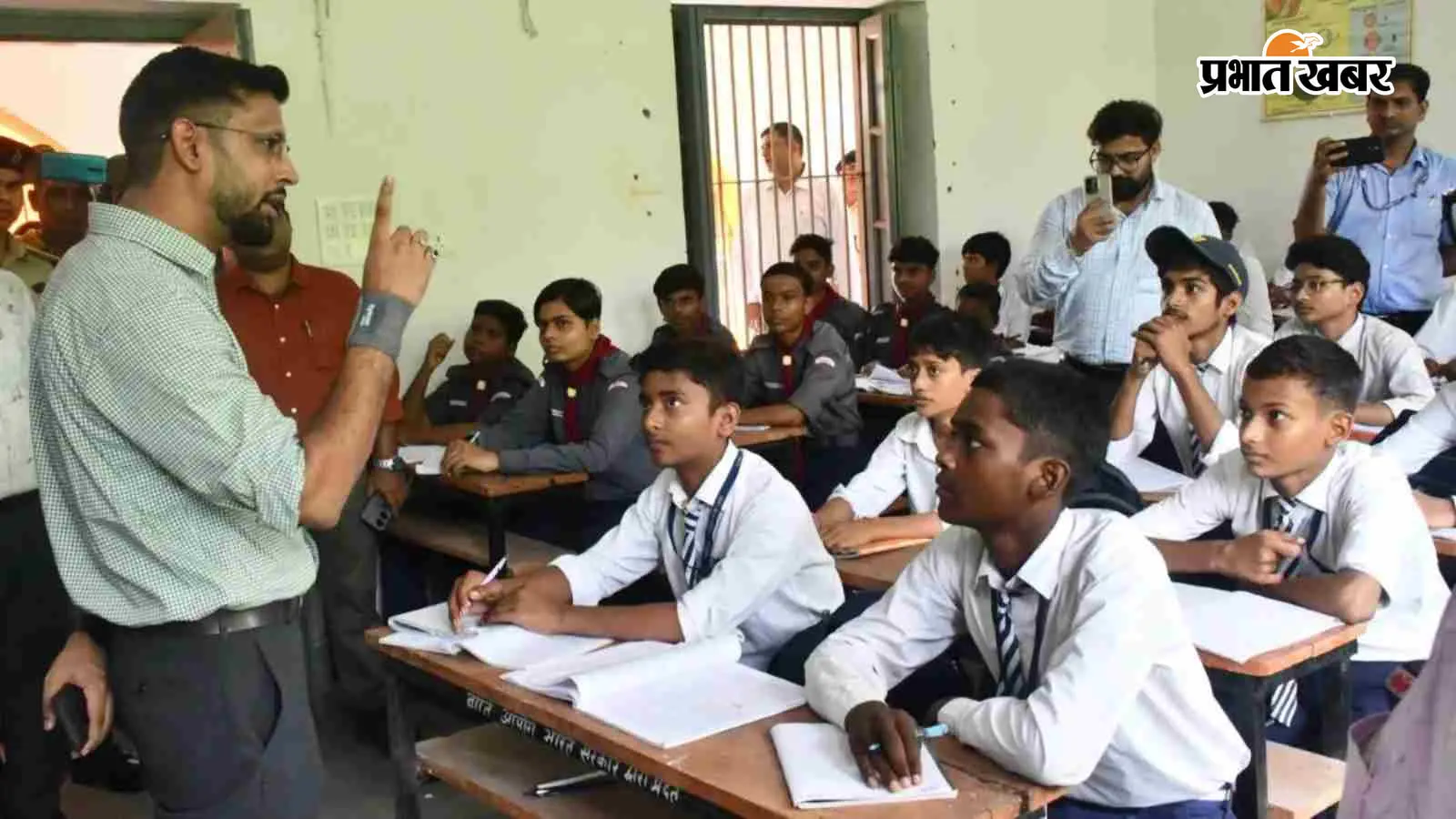कक्षा में बच्चों से बात करते जिलाधिकारी कुमार गौरव, फोटो- सोशल मीडिया