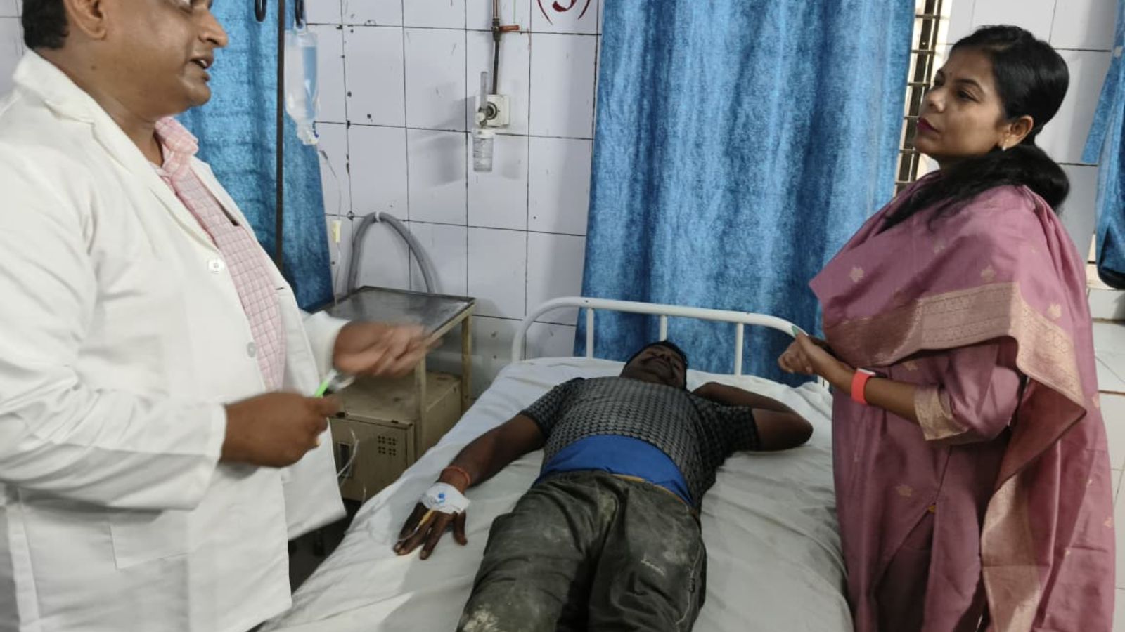 वैशाली डीएम ने घायलों का जाना हाल.