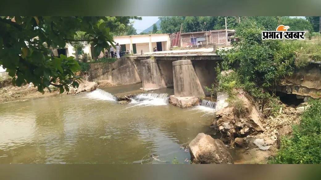 पलामू : बारिश से झांझी नदी पुल का एप्रोच पथ टूटा, 15 गांवों का संपर्क टूटने का खतरा, स्कूल के बच्चे भी खतरे में