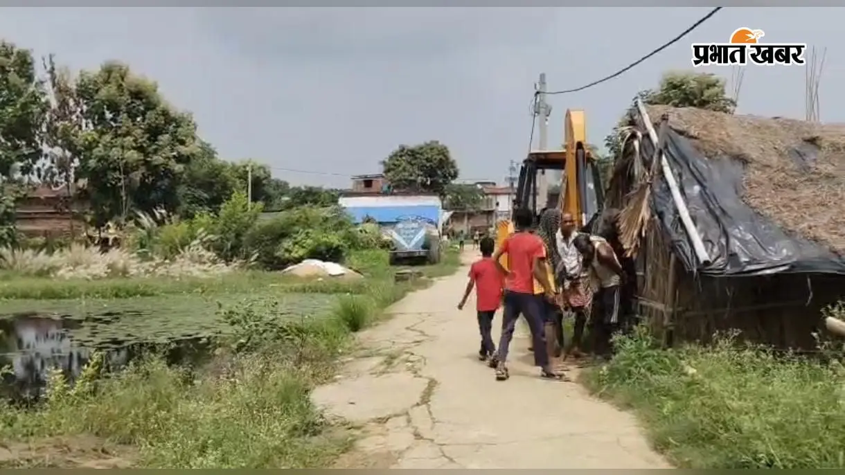 रफीगंज : अतिक्रमण से खेतों में जमा था पानी, जनप्रतिनिधियों ने जेसीबी लगवाकर खुलवाया रास्ता; किसानों को राहत