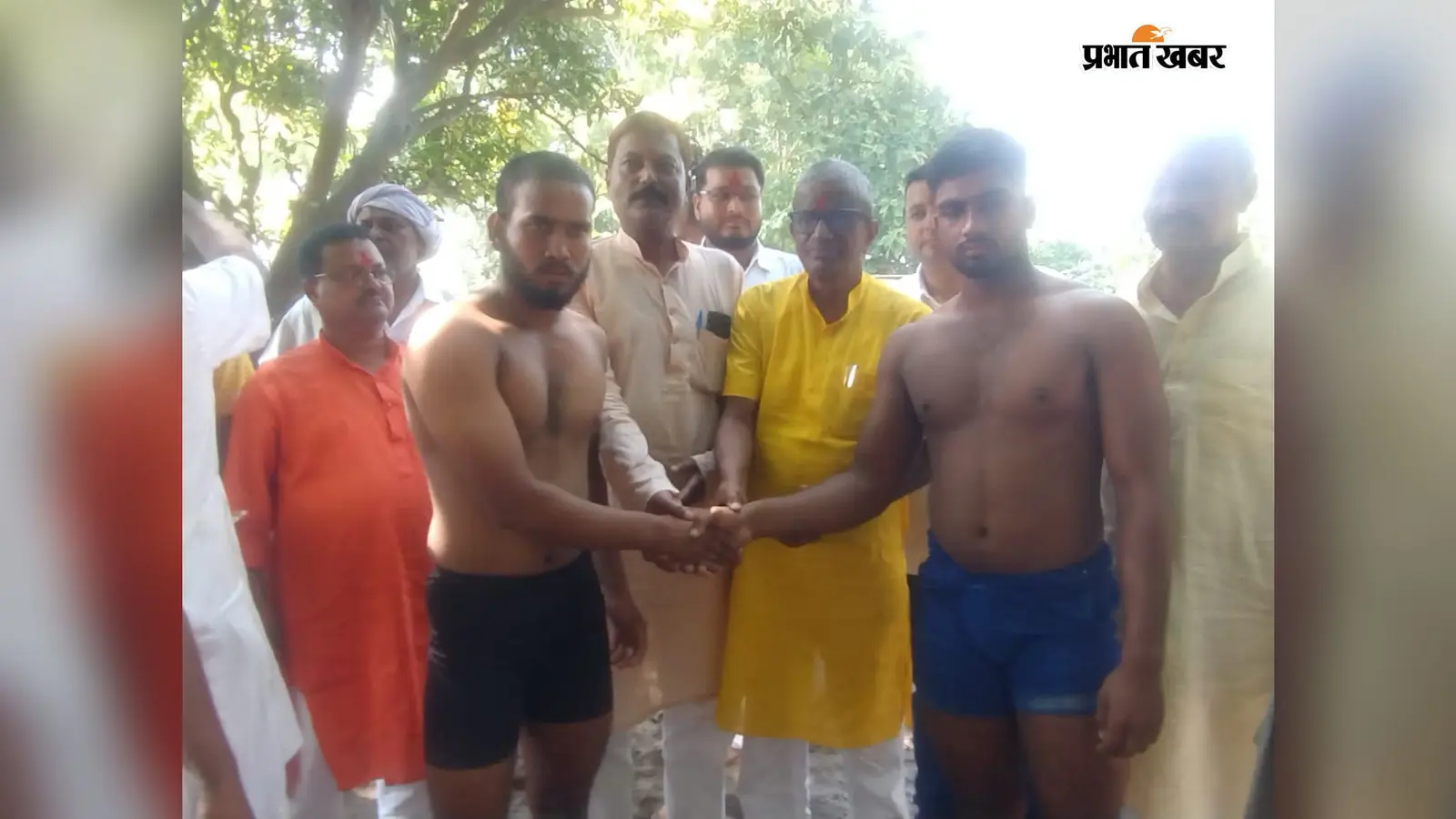 बिहार और नेपाल के पहलवानों ने दिखाया दम, बगहा के पैकवलिया मिर्जादपुर में सजा कुश्ती का अखाड़ा