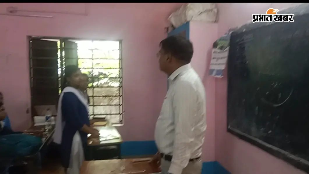 समस्तीपुर सदर एसडीओ ने स्कूल का किया औचक निरीक्षण, क्लास में शिक्षक बनकर बच्चों को पढ़ाया भूगोल