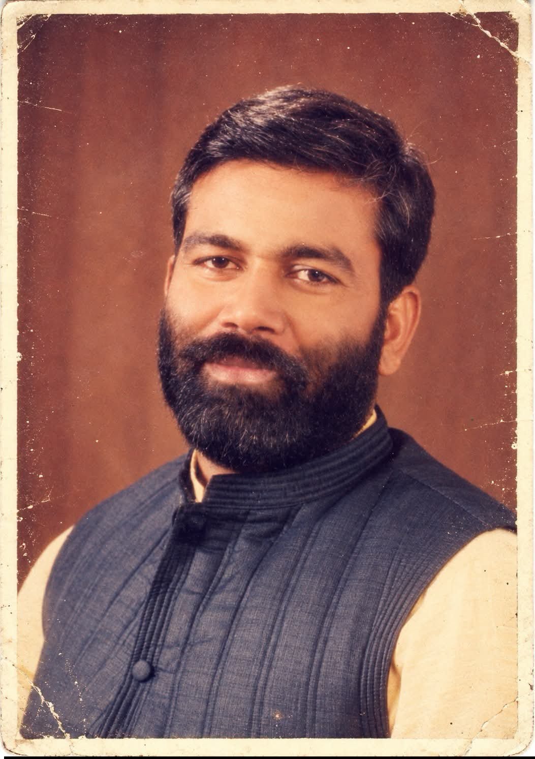 स्वतंत्र देव सिंह 80s के रेट्रो अंदाज में (फोटो क्रेडिट सोशल मीडिया)