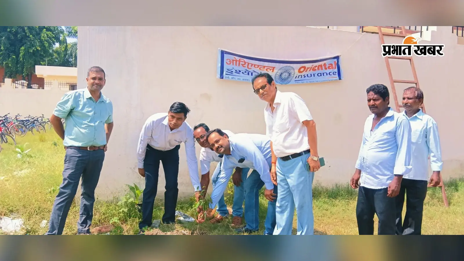 ओरिएंटल इंश्योरेंस के 80 साल पूरे, गोपालगंज के केंद्रीय विद्यालय में पौधे लगाकर दिया पर्यावरण संरक्षण का संदेश