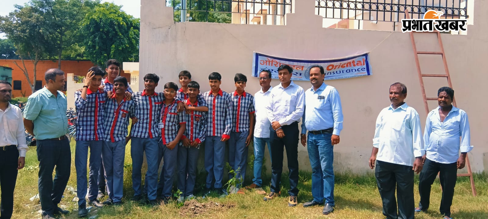 फोटो:- पौधा रोपण करते ओरिएंटल इंश्योरेंस के अधिकारी व केंद्रीय विद्यालय के प्राचार्य फोटो :- पौधा रोपण में शामिल कंपनी के अधिकारी व स्कूल के प्राचार्य तथा छात्र छात्राएं | Prabhat Khabar Network