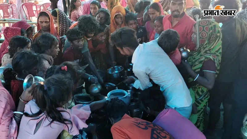 भागलपुर: टिल्हाकोठी राहत शिविर में भात के लिए मची अफरातफरी, भूखे पीड़ित टूटे; जलमग्न TMBU में नाव से डिग्री ले रहे छात्र