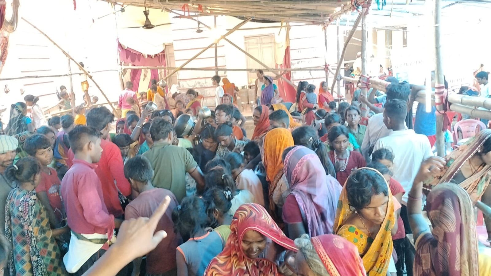 सामुदायिक शिविर में भात पर टूट पड़े बाढ़ पीड़ित